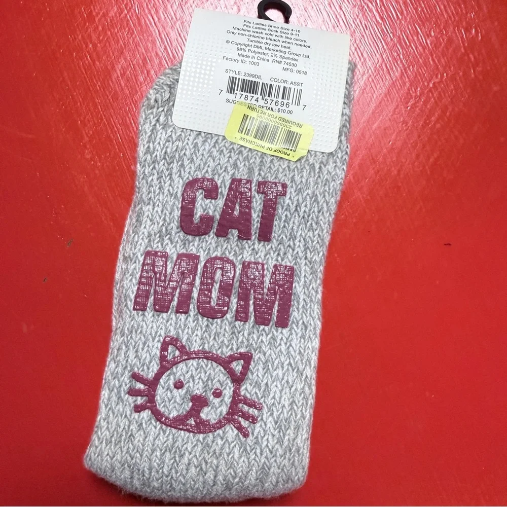 NWT KEEP YOUR SOCKS ON CAT MOM GRIP SLOUCH GRAY AND RED